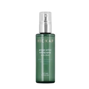 Hickap setting spray😊💕 - En grön sprayflaska med Hickap preppy prime setting spray som ger en matt finish. Perfekt för att fixera sminket och hålla det på plats hela dagen. Flaskan har en praktisk spraypump och är 100% vegansk.