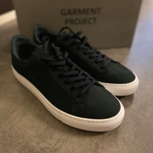 Garment Project skor  - Säljer ett par helt nya (GARMENT PEOJECT) skor✅Nypris: 1900 kr💸 och Mitt pris är: 1299, allting är med och är endast testade inomhus en gång. Skorna är i storlek 43 men skulle säga att det är mindre i storlekarna, en 42a skulle passa perfekt i dessa skor då jag är det. Säljer på grund av att jag är ute efter andra dojjor till sommaren. OBS: priset är ej hugget i sten👌