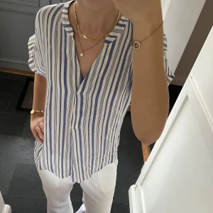 Blå randig topp - Kortärmad blå/vit blus från Sincerely Loved i storlek S, skulle säga att den även passar M. Fint skick. Använd gärna köp nu!