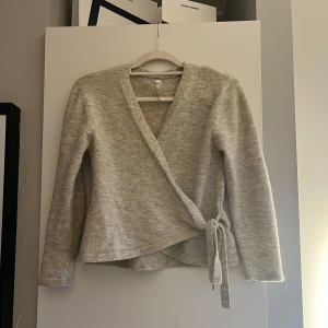 Grå/beige omlottkofta - Superfin omlottkofta i en grå/beige färg, inga defekter och är i bra skick.