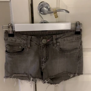 Gråa jeansshorts -  Säljer dessa gråa jeans shorts med rosa detaljer på fickorna💗mycket bra skick