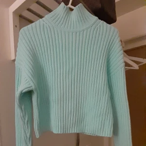 Fin Tröja i turkose - Snygg och vam Tröja från & Other Stories. Storlek XS lite tjockare kvalite! Använd några gånger. Lite kortare modell med långa ärmar. OBS färg turkose
