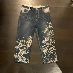 Karakuri jeans - Broderade jeans med jättefint mönster. Aldrig använt och inga skador. Strl 36, lite korta i storlek.
