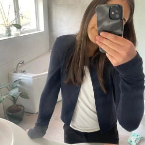 Mörkblå kofta från Gina Tricot - Säljer en super söt mörkblå kofta från Gina Tricot i storlek S. Säljer då den inte kommer till användning. Jätte skön och mysigt materialt😊🥰 