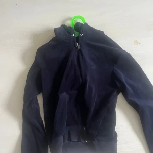 mörkblå juicy tröja - mörkblå juicy tröja stlk M fint skick 