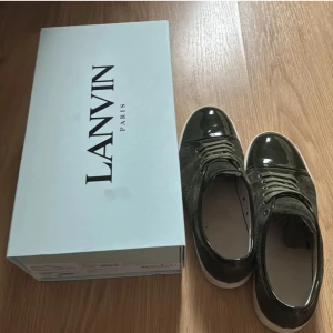 Lanvin olivgröna sneakers  - Nästintill helt nya mörk lanvins, köpta på nk i Stockholm. Jag har kvitto och allt org som kommer med. . 9/10 skick ingen skada. Om mer bilder önskas bara att säga till. STORLEK 43/44 köpte för 5000kr. 