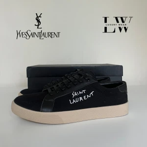 Saint Laurent Court Classic - Snygga Saint Laurent courts i svart colorway, storlek 42. Nyskick 9/10. Skor, box och dustbag medföljer. Priset är inte hugget i sten. Fråga gärna om något är oklart!
