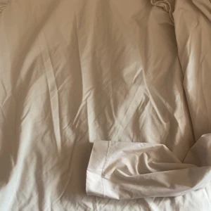 Beige blus  - Säljer en stilren beige blus från Vero Moda i storlek XS. Blus har långa ärmar och klassisk krage, perfekt för en clean och enkel look. Materialet känns mjukt och lätt mot huden.