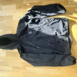 Svart vindjacka från Haglöfs - Haglöfs jacka – stl M  Säljer min svarta Haglöfs jacka i storlek M. Den är använd 4–5 gånger och i fint skick. Det finns ett litet hål i högra fickan, annars är allt bra. Skön och snygg jacka som passar nu när det är kallt. Pris kan diskuteras snabbaffär.