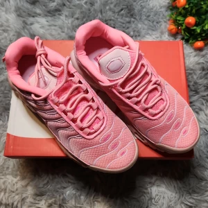 Nike Air Max Plus Tn rosa sneakers - Säljer ett par Nike Air Max Plus Tn sneakers i en snygg rosa färg med vita detaljer och vågigt mönster. Skorna har snörning, synlig Air Max-dämpning i sulan och Tn-logo bak. Perfekta för dig som vill sticka ut med färg på fötterna!