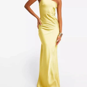 Gul axelbandslös långklänning i satin - Perfekt inför balen! Storlek 36 