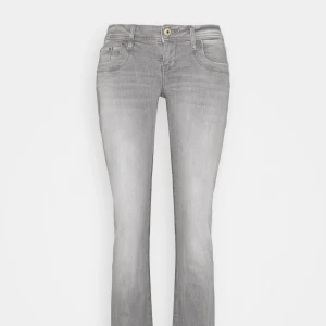 LTB jeans  - Säljer ett par gråa boocut jeans från LTB i modellen Valerie!💗☀️ Sparsamt använda, har dock lite slitage vid foten pga att de är lite för långa för mig som är 166!🙌🏼 Lite för stora för mig som brukar ha 34🌸