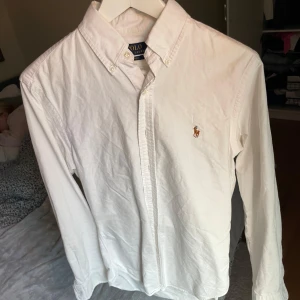 Polo ralph lauren skjorta - Vit skjorta från Polo Ralph Lauren, fint skick, perfekt till sommaren