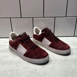 Vinröda sneakers från Valentino - Vinröda Valentino Flycrews, skorna är i strl 42-43 och i mycket fint skick! Hör av er vid frågor och funderingar!😄