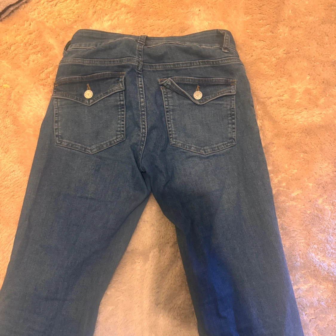 Blå bootcut jeans med knappar - 1