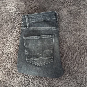 Jack and jones grå jeans slim straight fit  - Säljer ett par grå jeans med slim straight passform. Perfekta för dig som gillar en smal men inte för tight stil. W29 L30