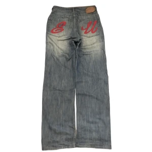 Vintage baggy Ecko jeans ljusblå - Vintage baggy jeans från 90-tals märket Ecko. Storlek 30x34. Återpublicerat annonsen fast med sänkt pris. Byxorna är i precis samma skick som när jag köpte dem men jag sänker ändå priset lite
