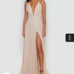 Ljusrosa/nude balklänning  - Säljer min balklänning, super fint skick, endast använd 1 gång. Perfekt till bal eller liknande festliga tillfällen. Ny pris 1900:-