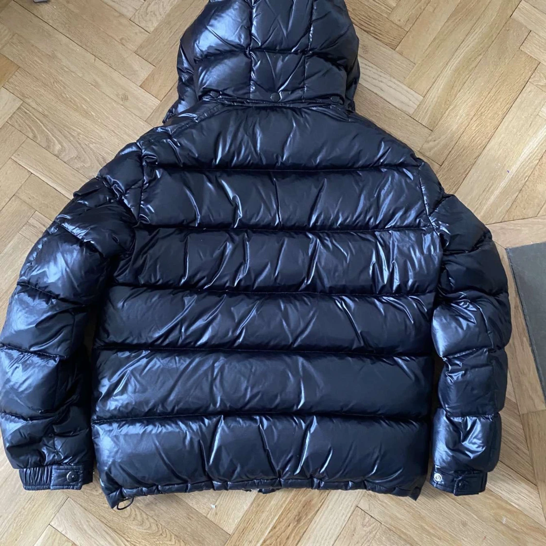 Svart dunjacka med huva från Moncler - 1