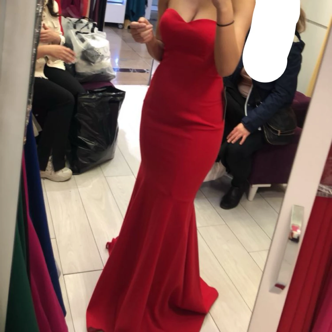 Röd långklänning med hjärtformad urringning - 1