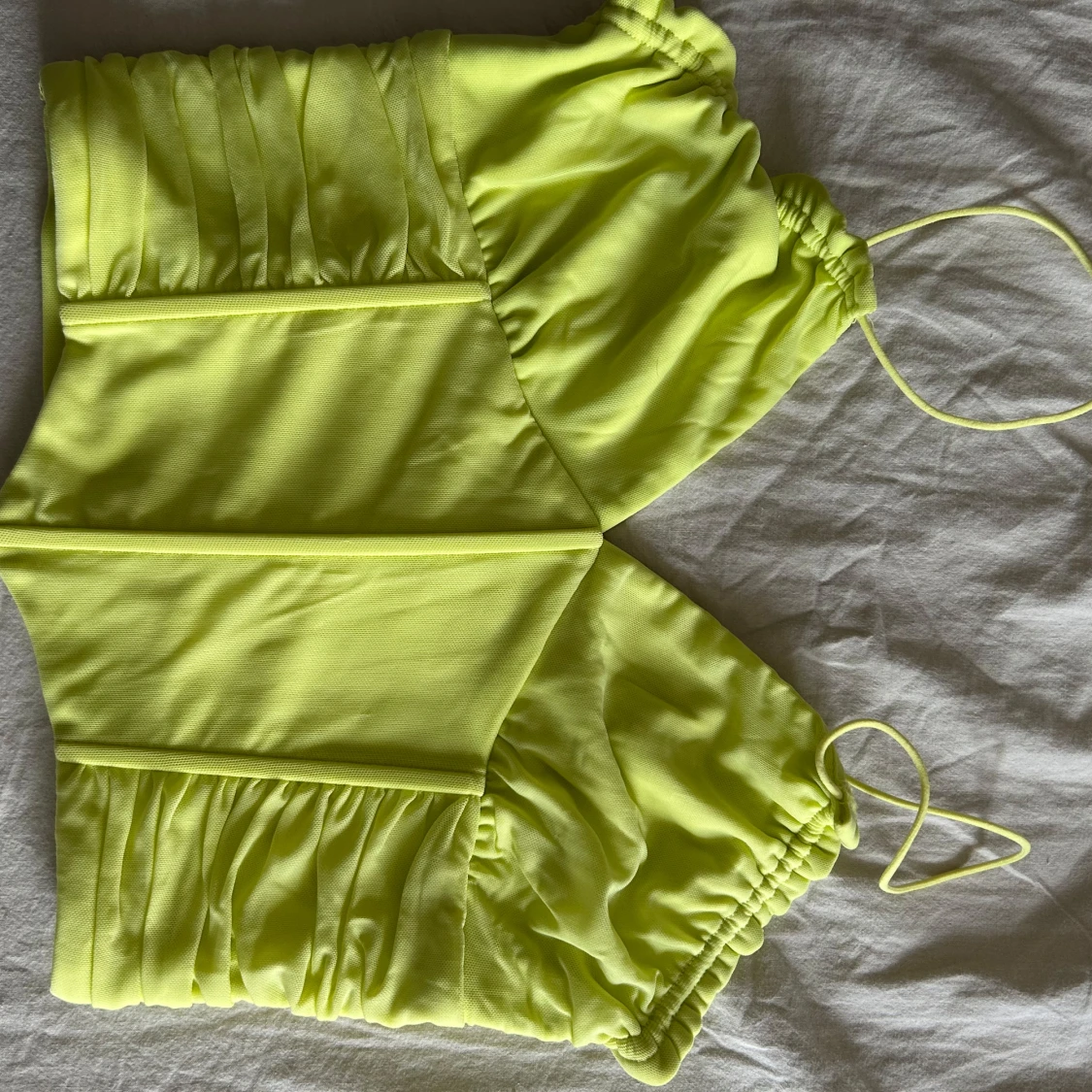 Neongul/grön topp från Bikbok