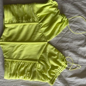 Neongul/grön topp från Bikbok  - Neongul/grön topp från Bikbok. Helt oanvänd.