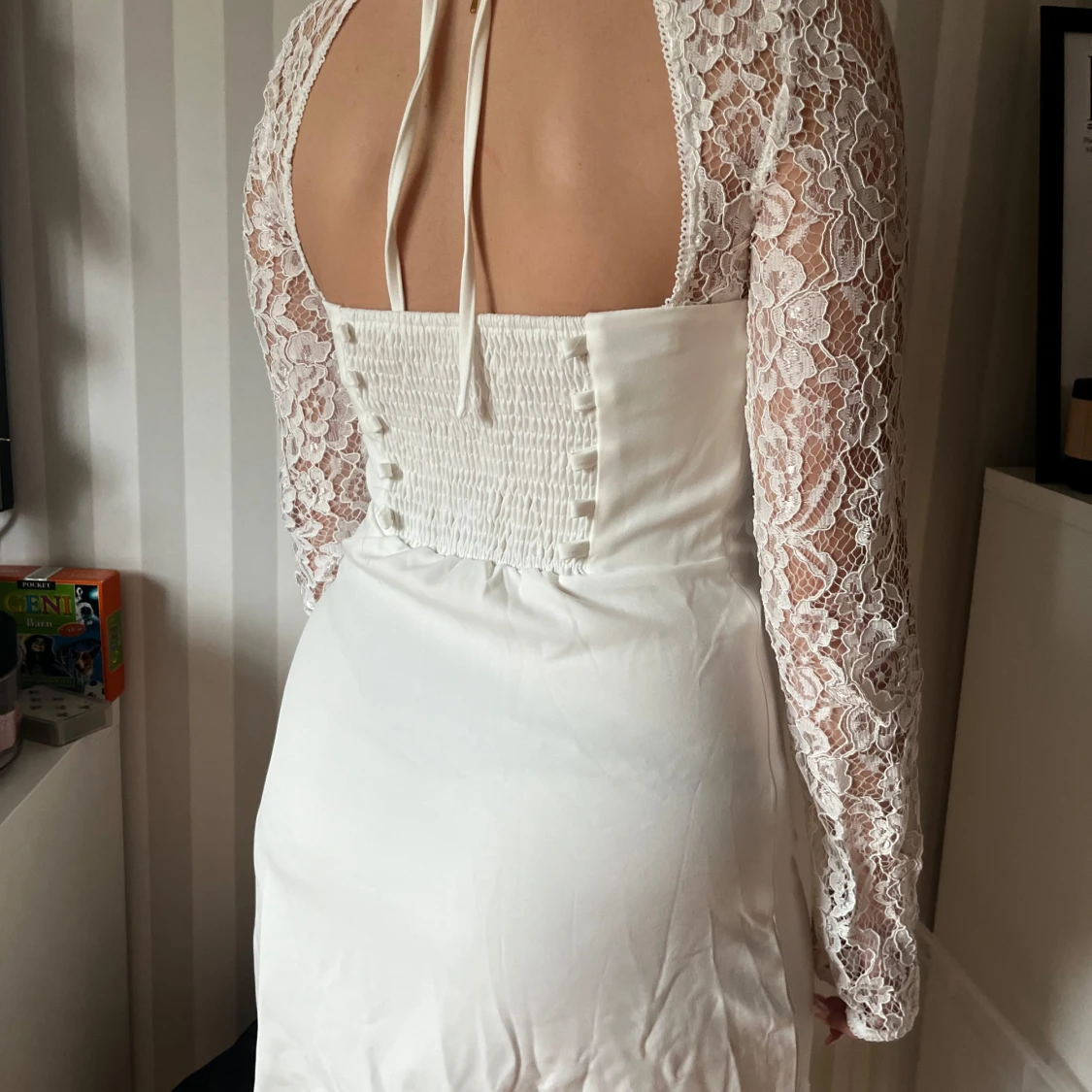 Vit spetsklänning med långa ärmar och knytning - 2