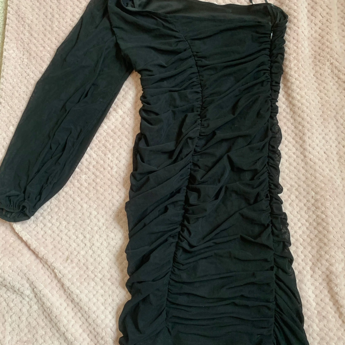 Svart one shoulder klänning med rynkade detaljer