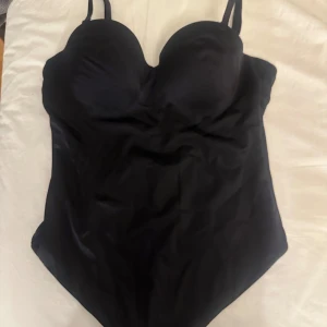 Svart body  - Svart trendig body från Zalando i storlek 75B. Endas använd en gång❤️