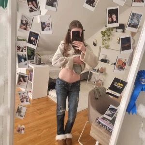 Mörkblå bootcut jeans från Hollister - Säljer ett par mörkblå low waist bootcut jeans från Hollister med snygga kontrastsömmar och klassiska fickdetaljer. Aldrig andvända och säljer på grund av att dom är för stora för mig. 