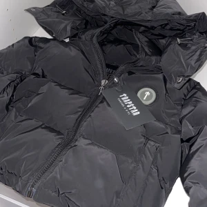 Trapstar jacka - Säljer min gamla Trapstar jacka köpt 2021 använd under 1 vinter i strl XS. Köptes för 5 tusen