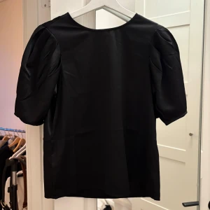 Svart blus med puffärm - Jättefin festlig topp i nyskick, aldrig använd 🩷 Använd gärna köp nu! 😊