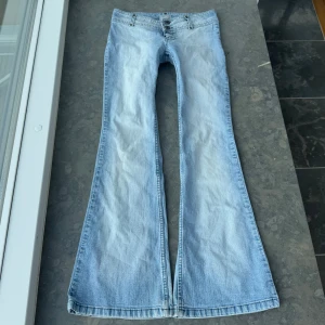 Lågmidjade jeans y2k - Så snygga jeans i den perfekta ljusblå färgen!!Midjemått tvärsöver: 36cm Midjehöjd: 18cm Inerbens längd: 74-75cm💕