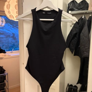 Svart body - Superfin body från Zara, andvänd men i bra skick 💕 Använd gärna köp nu! 😊