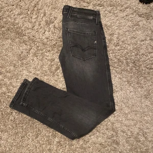 Svarta replay anbass jeans - Tja, Säljer nu ett par svarta Replay Anbass jeans. Kontakta mig vid minsta fråga eller fundering!