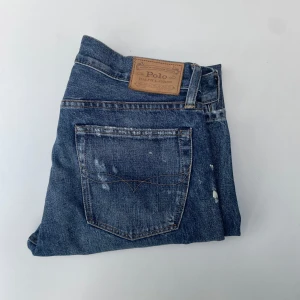 Ralph Lauren Jeans - Tjena! Säljer dessa sällsynta Ralph Laurent jeans. Storlek 31x30. Inga defekter eller något. Dom är en äldre modell och är svåra att få tag på. Hör av er vid frågor eller funderingar!