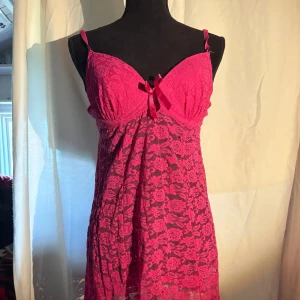 Rosa lingerie - Säljer en söt rosa lingerie klänning i spets med smala axelband och dekorativ rosett framtill. Har använts som layering piece och tänkte först försöka sy om den men är inte så bra på att sy så säljer istället. Cup storleken skulle jag säga är en D jag har C och om jag har min bh på så passar den här på mina bröst. Men utan bh under så är den lite för stor 