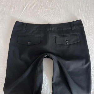 Lågmidjade bootcut kostymbyxor - Perfekta svarta kostymbyxor! Vintage från Malou Sander Copenhagen💓midja 39 innerben 84 jae 165
