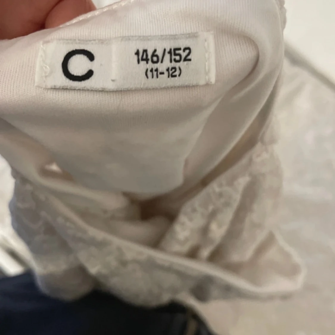 Vit spetsklänning med öppen rygg - 2