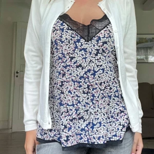 Vit kofta - Säljer en söt vit kofta som passar med allt! Eftersom den är så tunn skulle jag säga att den passar bäst på sommaren till någon härlig topp. Den är från H&M, säljs för 100 kr!☺️