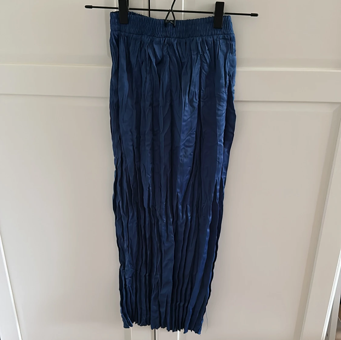 Marinblå plisserade kjol från Zara