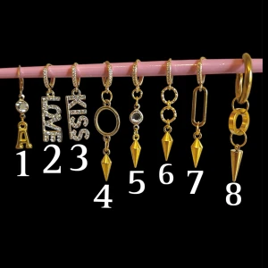 Guldiga örhängen med olika hängen - Silvriga örhängen- Skriv siffran på de/ dom örhängena du vill köpa. Om du köper ett örhänge kan du bara skriva siffran till mig och köpa direkt, vill du köpa flera (eller ett par av en siffra) så skriver du vilka siffror så justerar jag priset. Alla örhängen på bilden är styck men går som sagt att köpa par. Köper du bokstavs örhängen skriv även med bokstav då. Handgjorda, nickelfria, rostfria. (Bokstaven på bokstavs örhänget är gjord i akryl)
