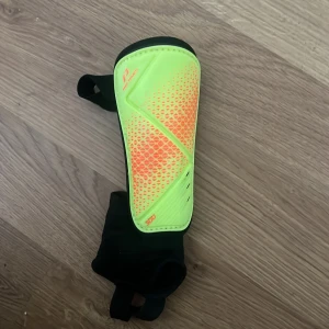 Neongula benskydd från Select - Det är två, men jag tog bara bild på ett av benskydden 
