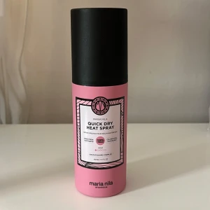 Quick Dry Heat Spray från Maria Nila - Värmeskyddande spray, perfekt för att skydda håret vid styling med värmeverktyg 🩷Använd endast några gånger!