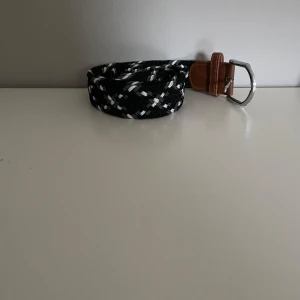 Flätat bälte  - Ett helt nytt flätat bälte! Bälten är köpt i mars och aldrig använt pga de va för litet, kom med bud o frågor om du är intresserad!