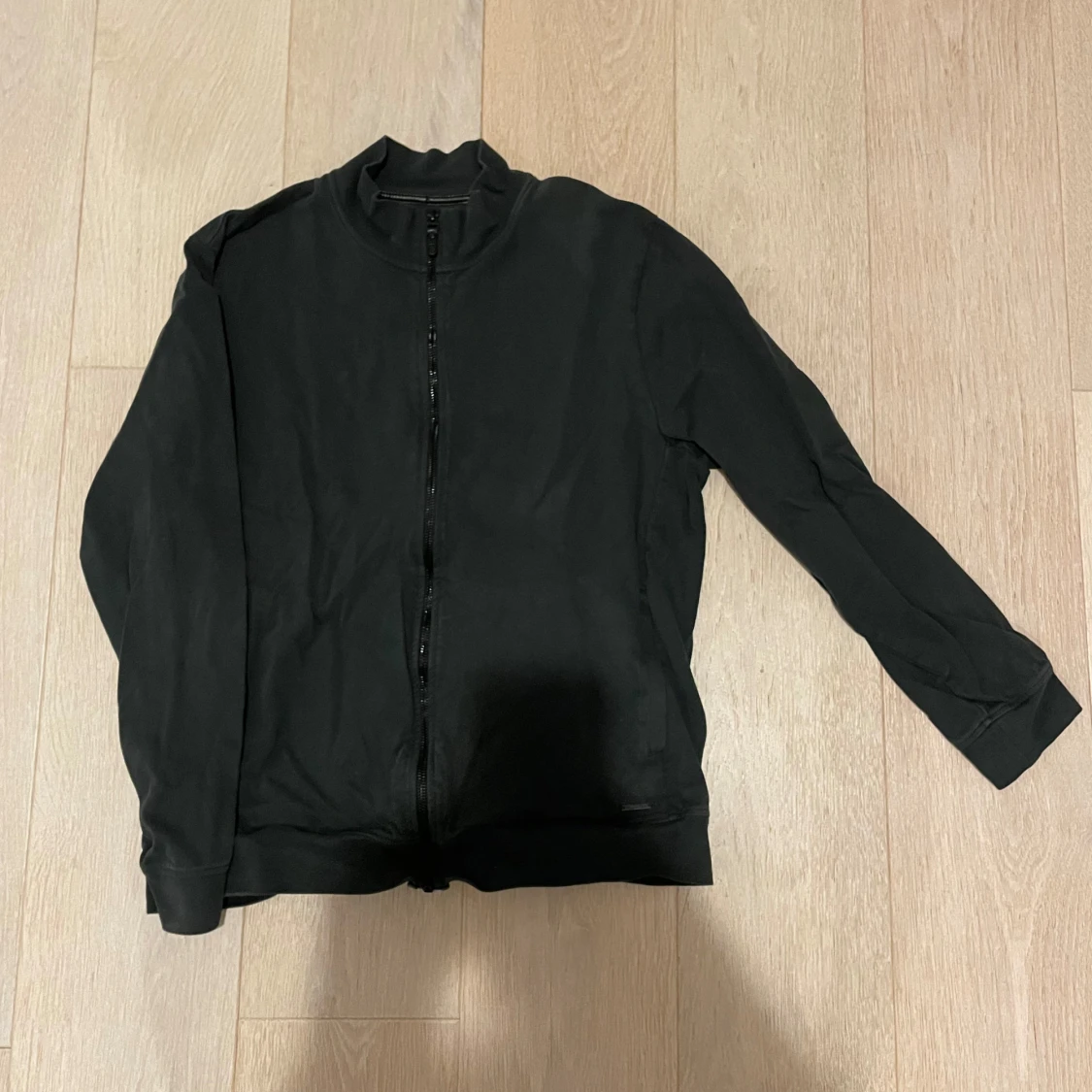 Svart fullzip från Massimo Dutti - 1