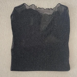Meshtröja - Meshtröja från HM.  Väldigt stretchiga så passar M/L. Nypris 149kr.  Köparen står för frakten.  Pris kan diskuteras vid snabb affär.