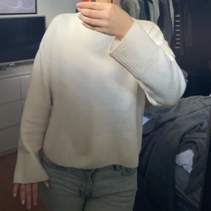 Vit stickad tröja från & Other Stories - Säljer en vit stickad tröja från & Other Stories, Paris Atelier. Mycket fint skick