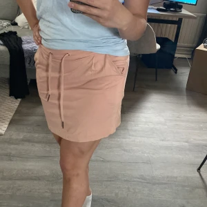 Ljusrosa kjol med dragsko - Smutsrosa kjol, jätteskön!🩷