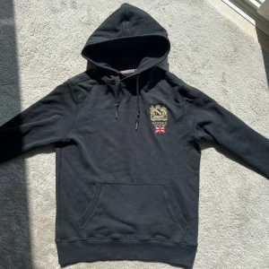Morris hoddie  - Säljer nu denna Morris hoddie i storlek xs skick 8/10 pris 599kr Snabb affär= bättre pris Fraktar spårbart med PostNord 